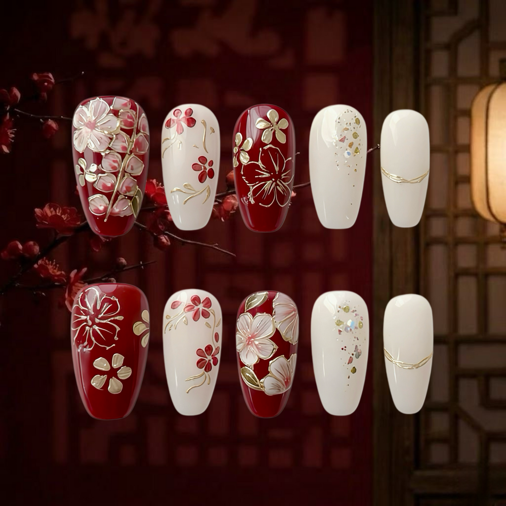 Nail art展示，红色和白色指甲上装饰有花卉图案，背景为深色木质纹理。